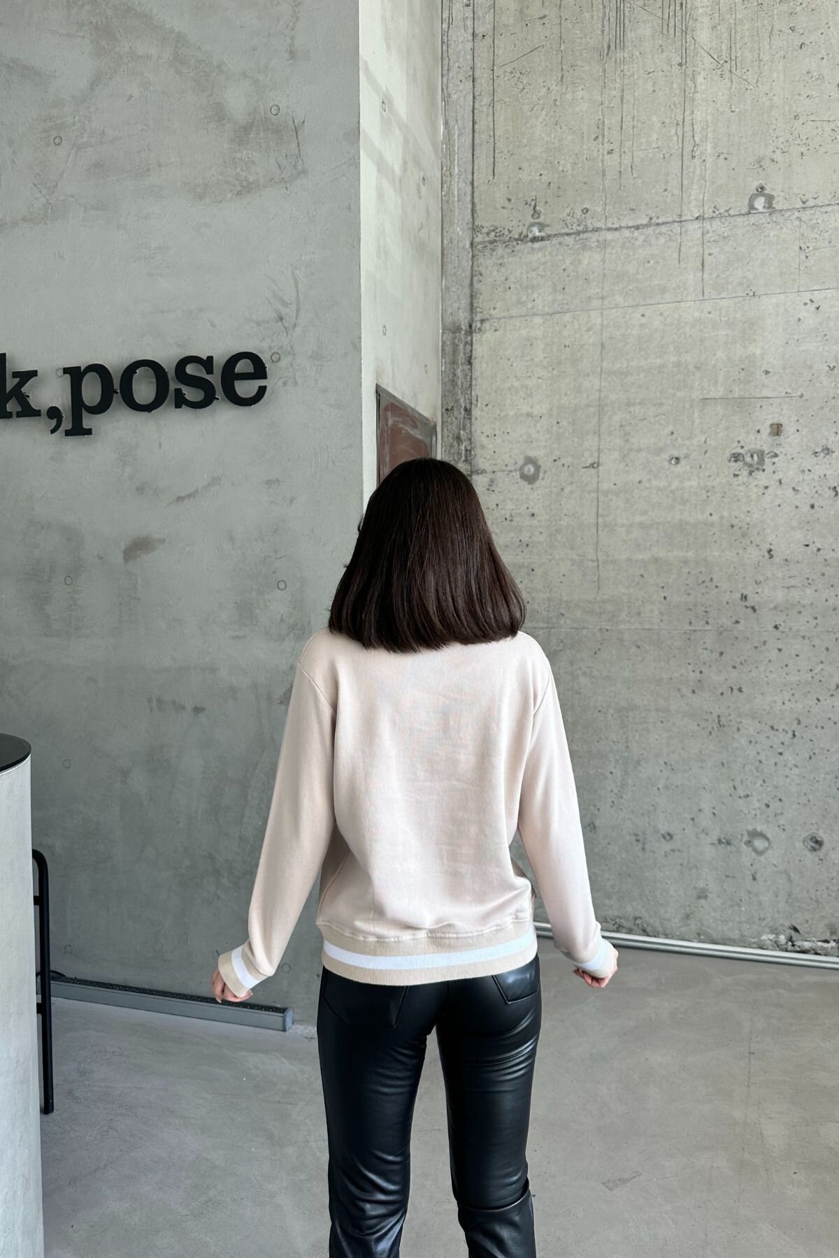 Kadın Bisiklet Yaka Minimalist Taşlı Işlemeli Relax Fit Bej Sweatshirt