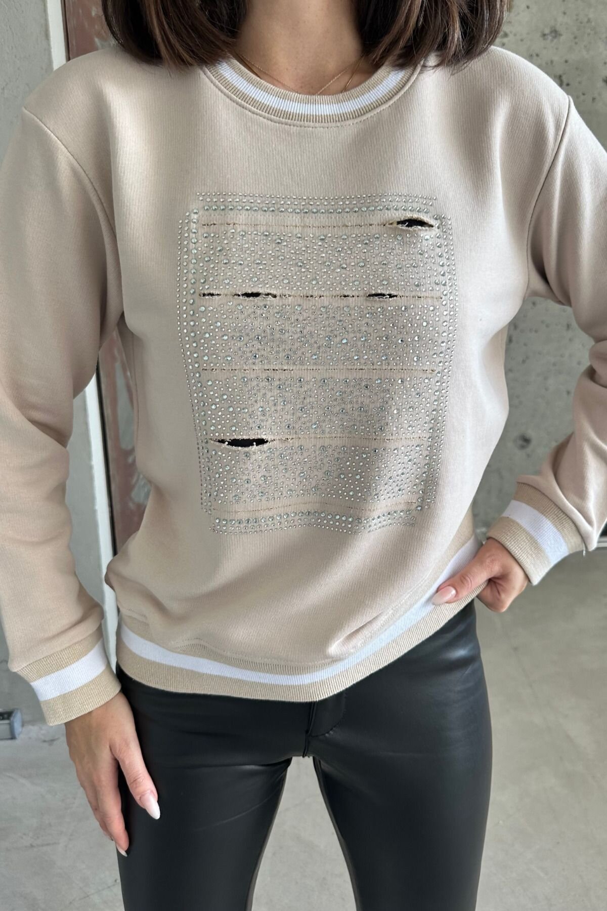 Kadın Bisiklet Yaka Minimalist Taşlı Işlemeli Relax Fit Bej Sweatshirt