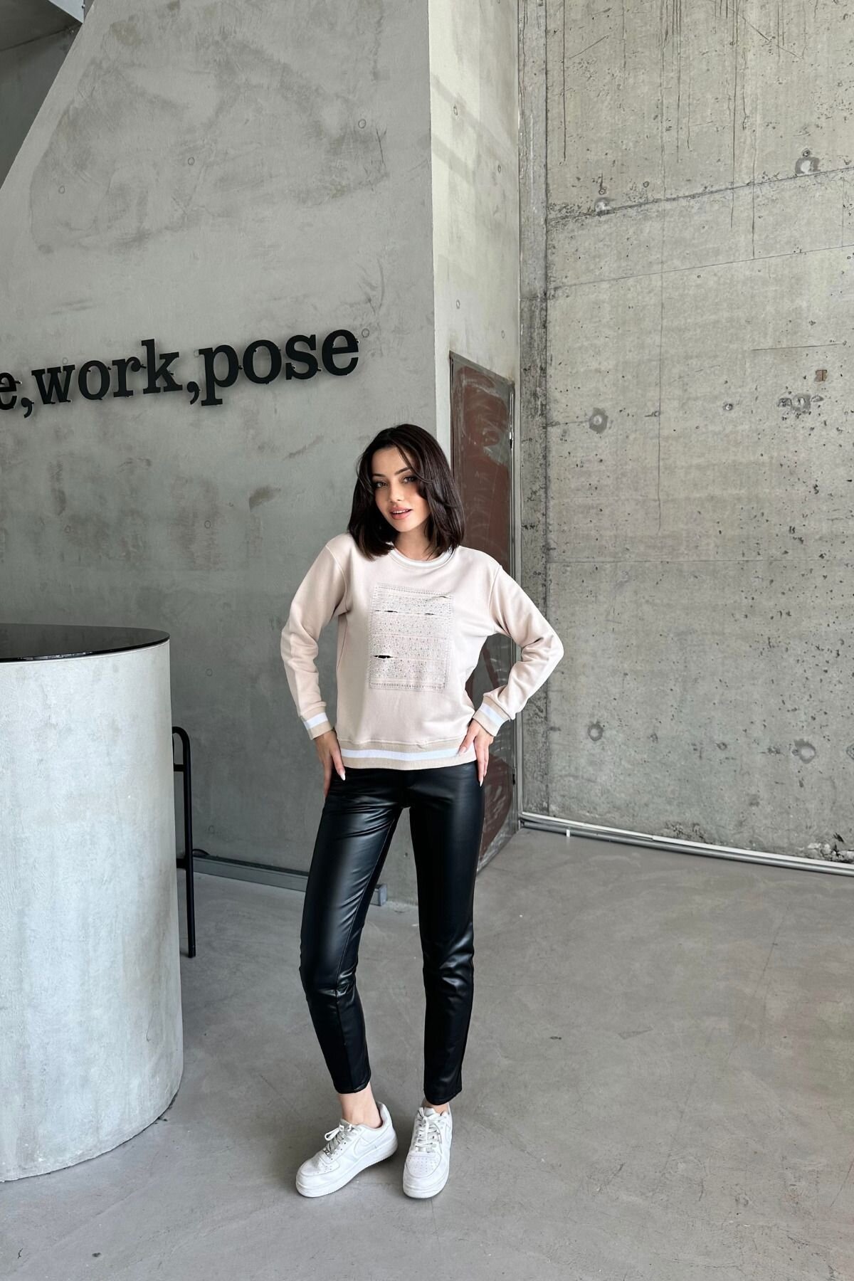 Kadın Bisiklet Yaka Minimalist Taşlı Işlemeli Relax Fit Bej Sweatshirt