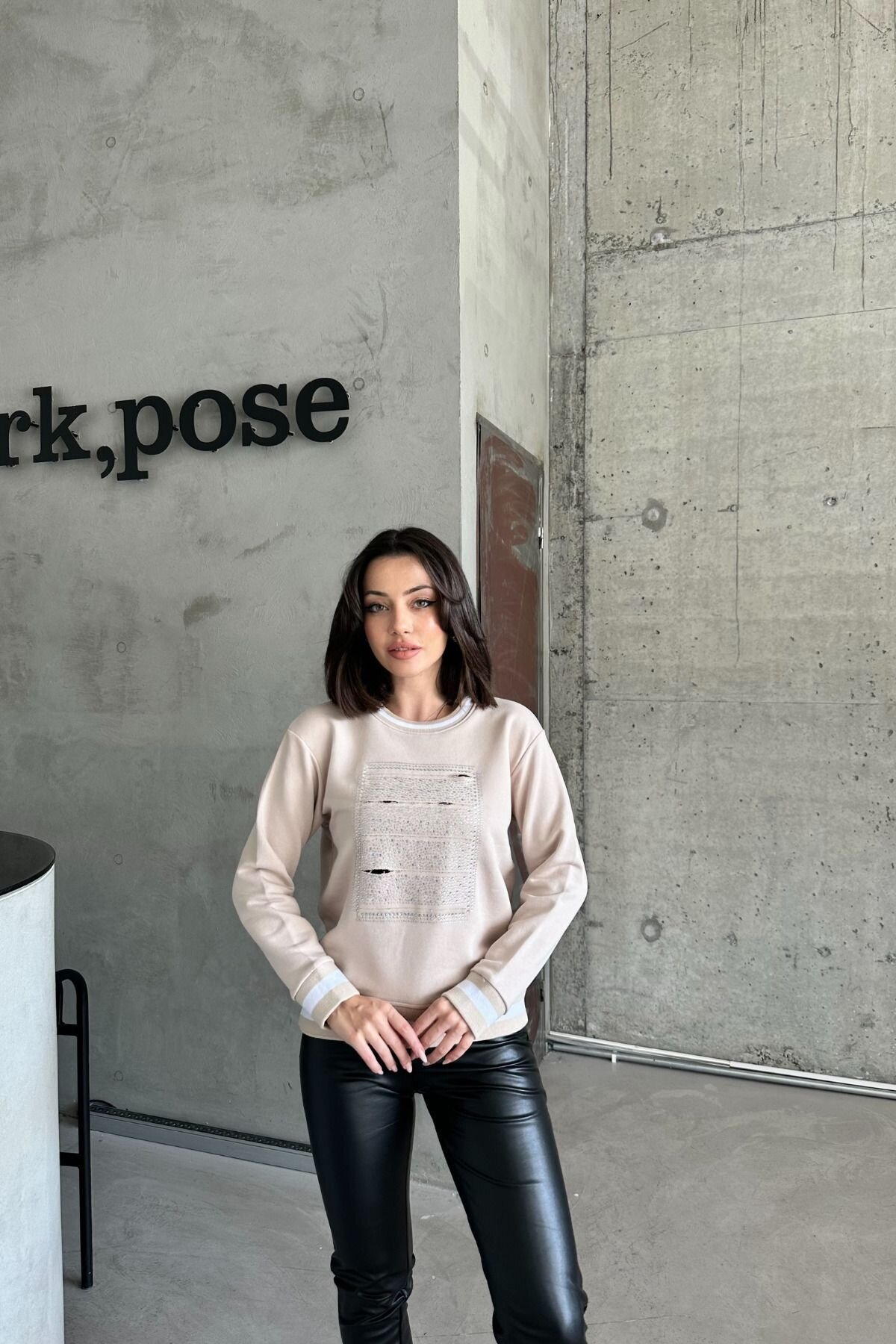 Kadın Bisiklet Yaka Minimalist Taşlı Işlemeli Relax Fit Bej Sweatshirt