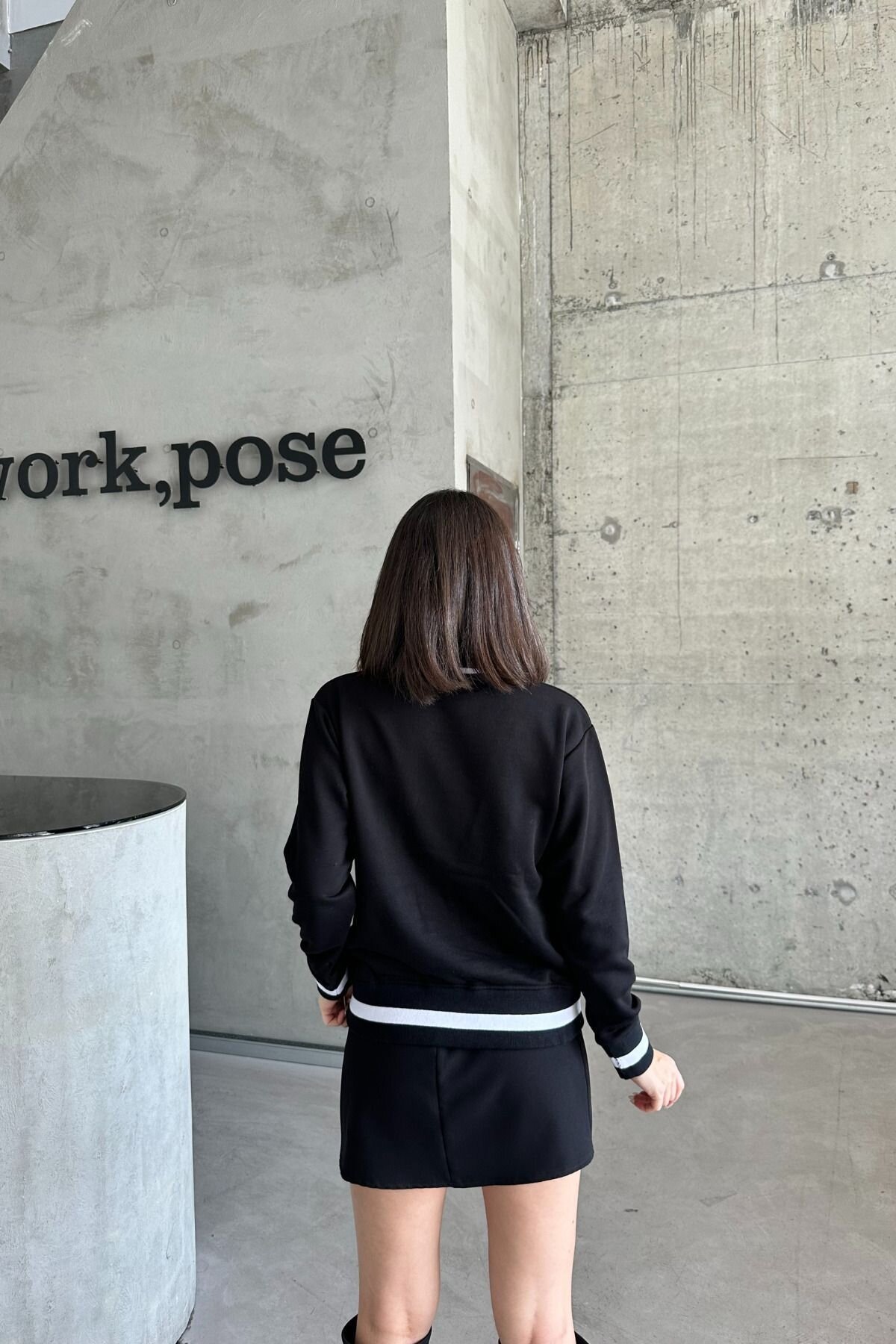 Kadın Bisiklet Yaka Minimalist Taşlı Işlemeli Relax Fit Siyah Sweatshirt