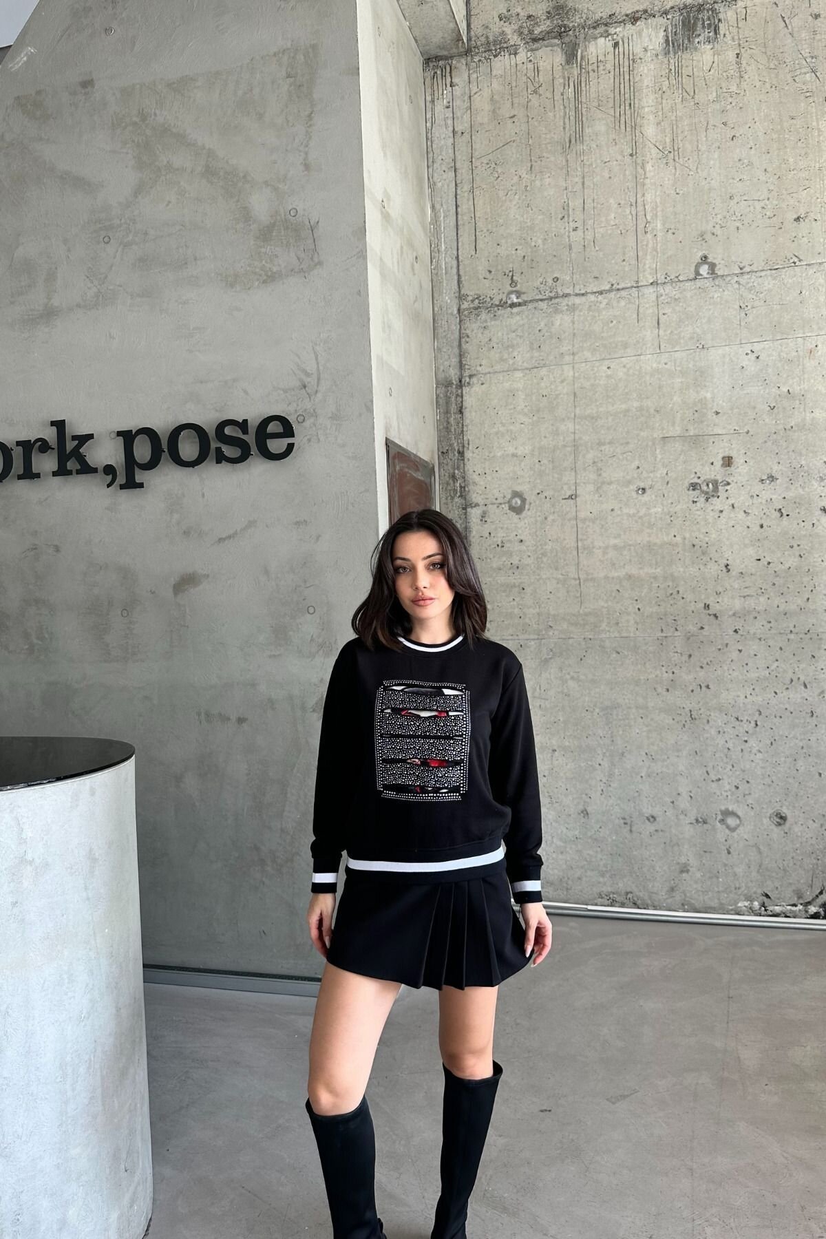 Kadın Bisiklet Yaka Minimalist Taşlı Işlemeli Relax Fit Siyah Sweatshirt
