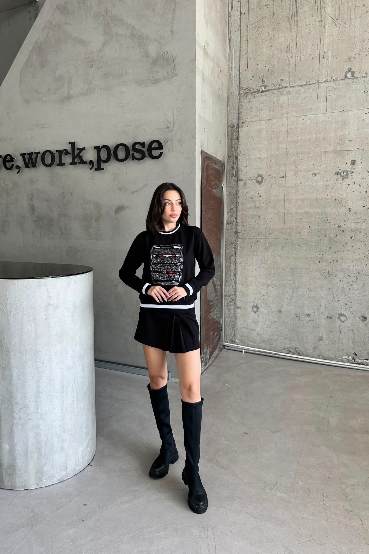 Kadın Bisiklet Yaka Minimalist Taşlı Işlemeli Relax Fit Siyah Sweatshirt