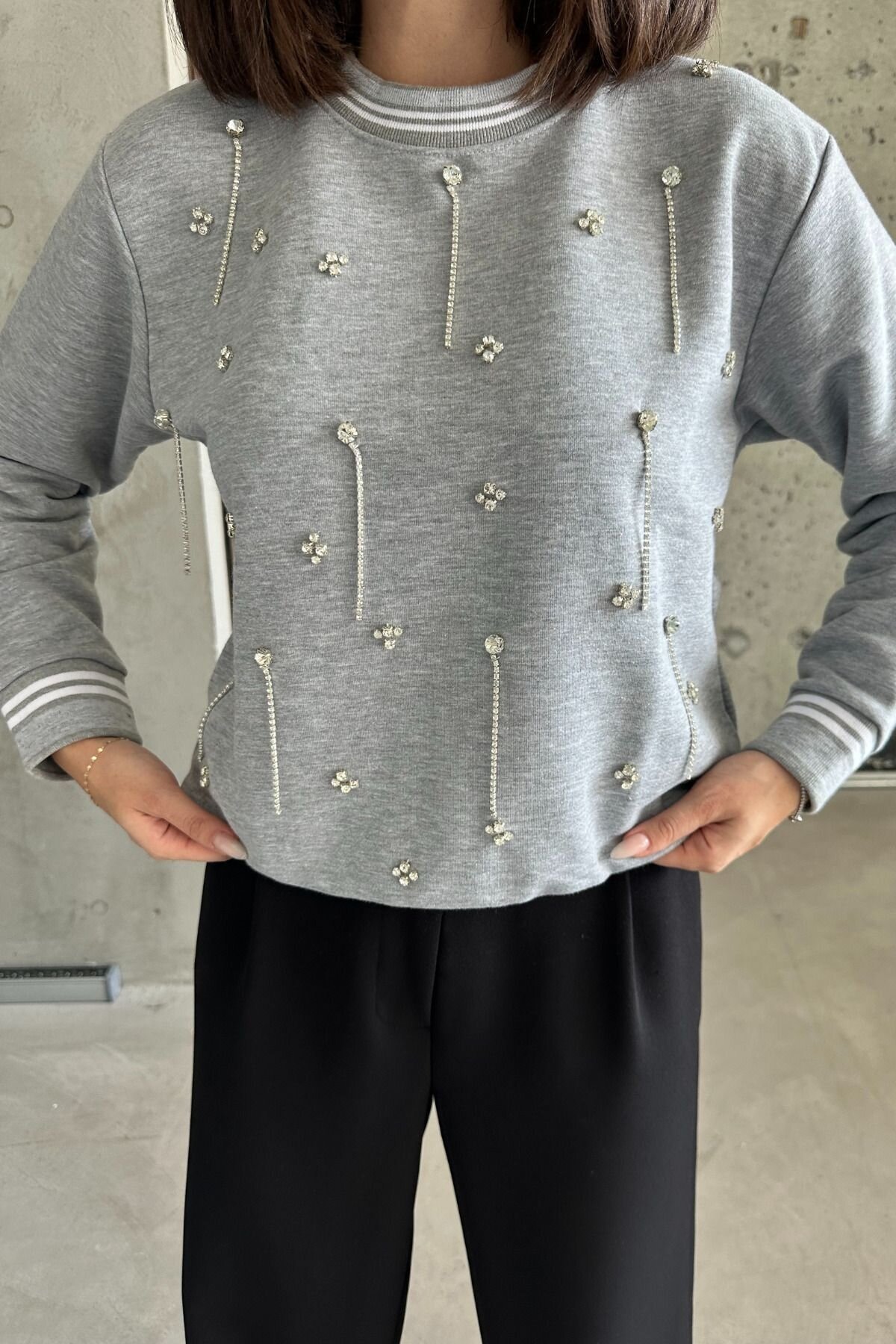 Kadın Bisiklet Yaka Minimalist Taşlı Relax Fit Gri Sweat