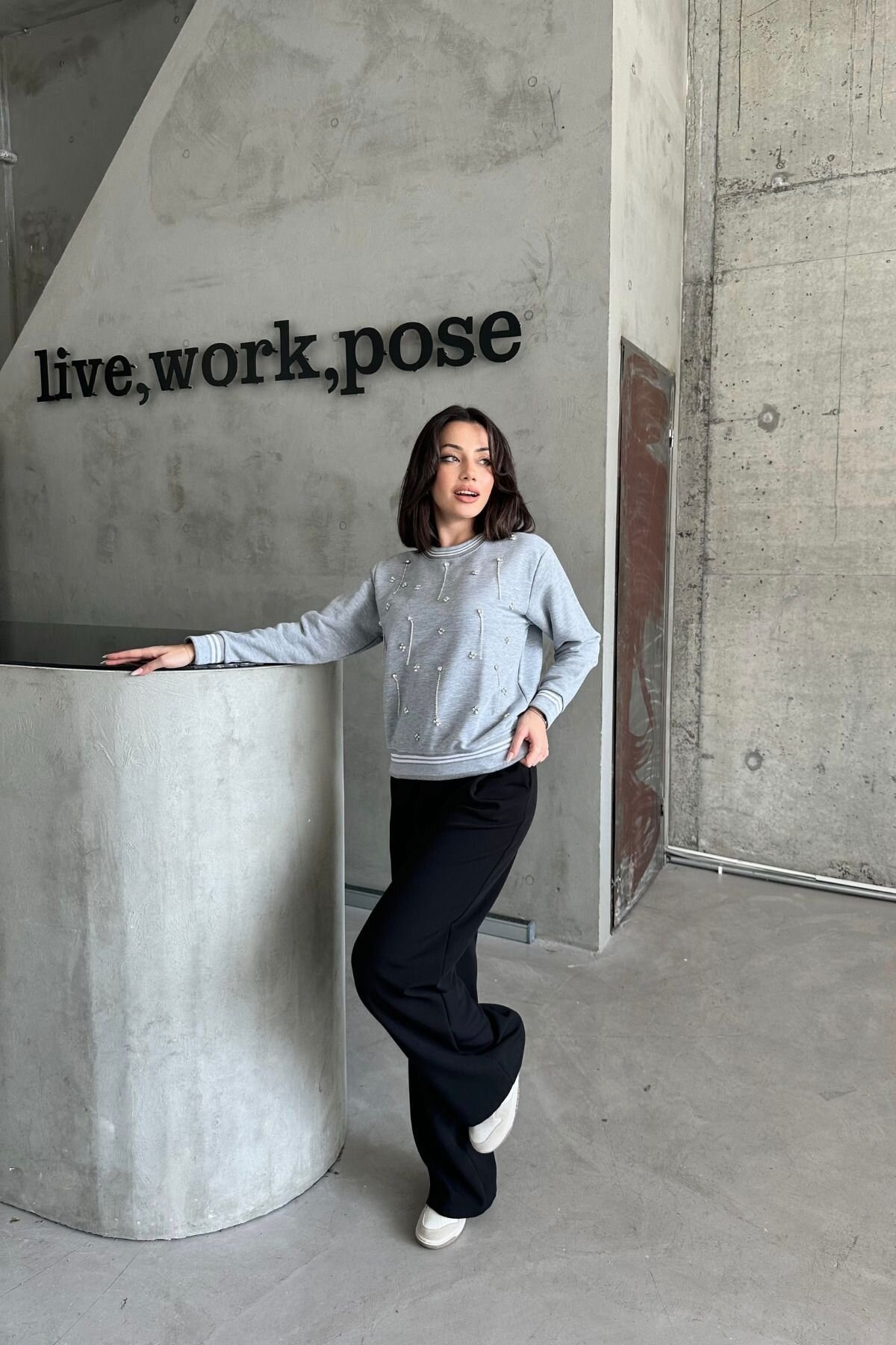 Kadın Bisiklet Yaka Minimalist Taşlı Relax Fit Gri Sweat
