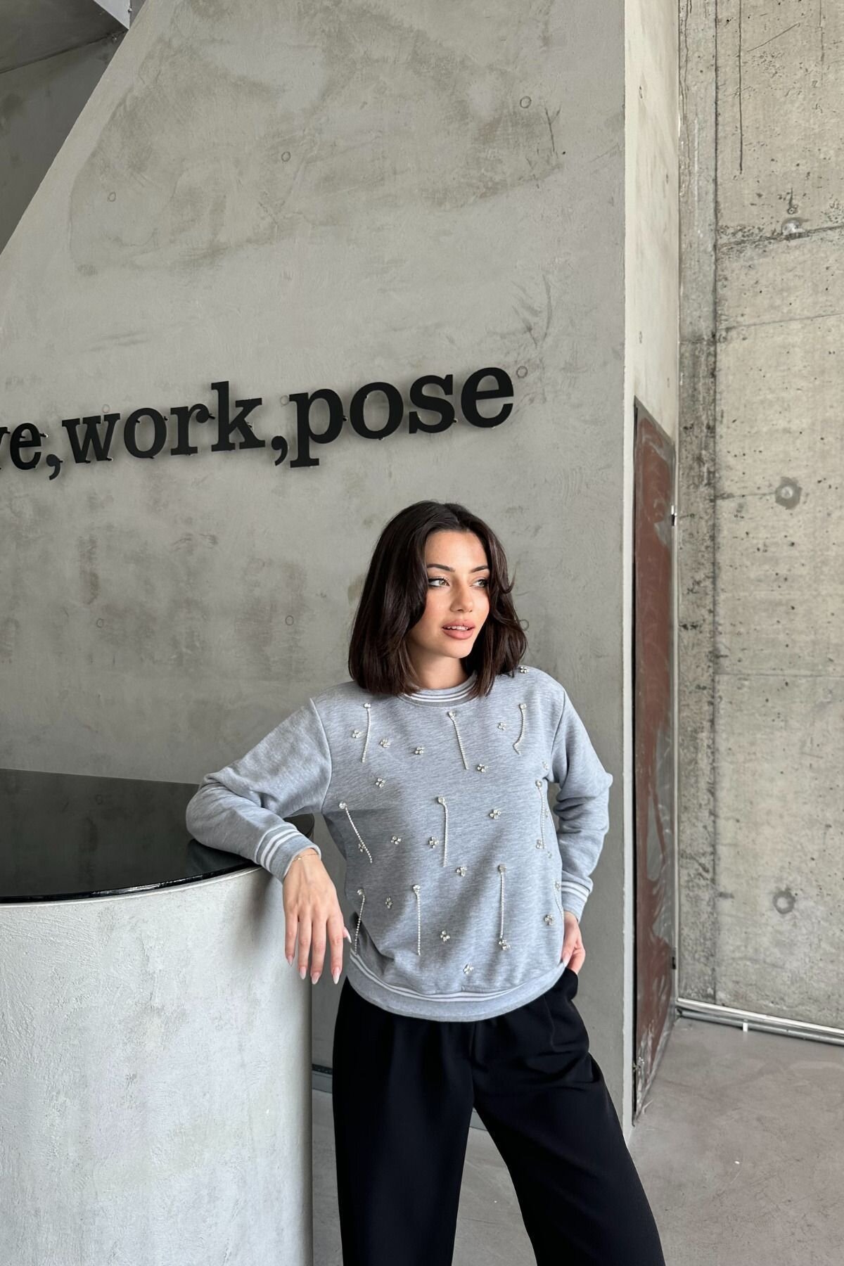 Kadın Bisiklet Yaka Minimalist Taşlı Relax Fit Gri Sweat