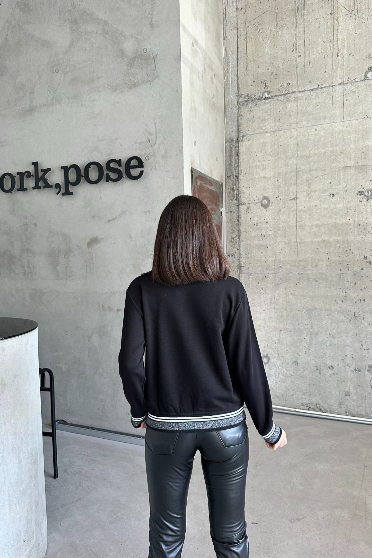 Kadın Bisiklet Yaka Minimalist Taşlı Relax Fit Siyah Sweat