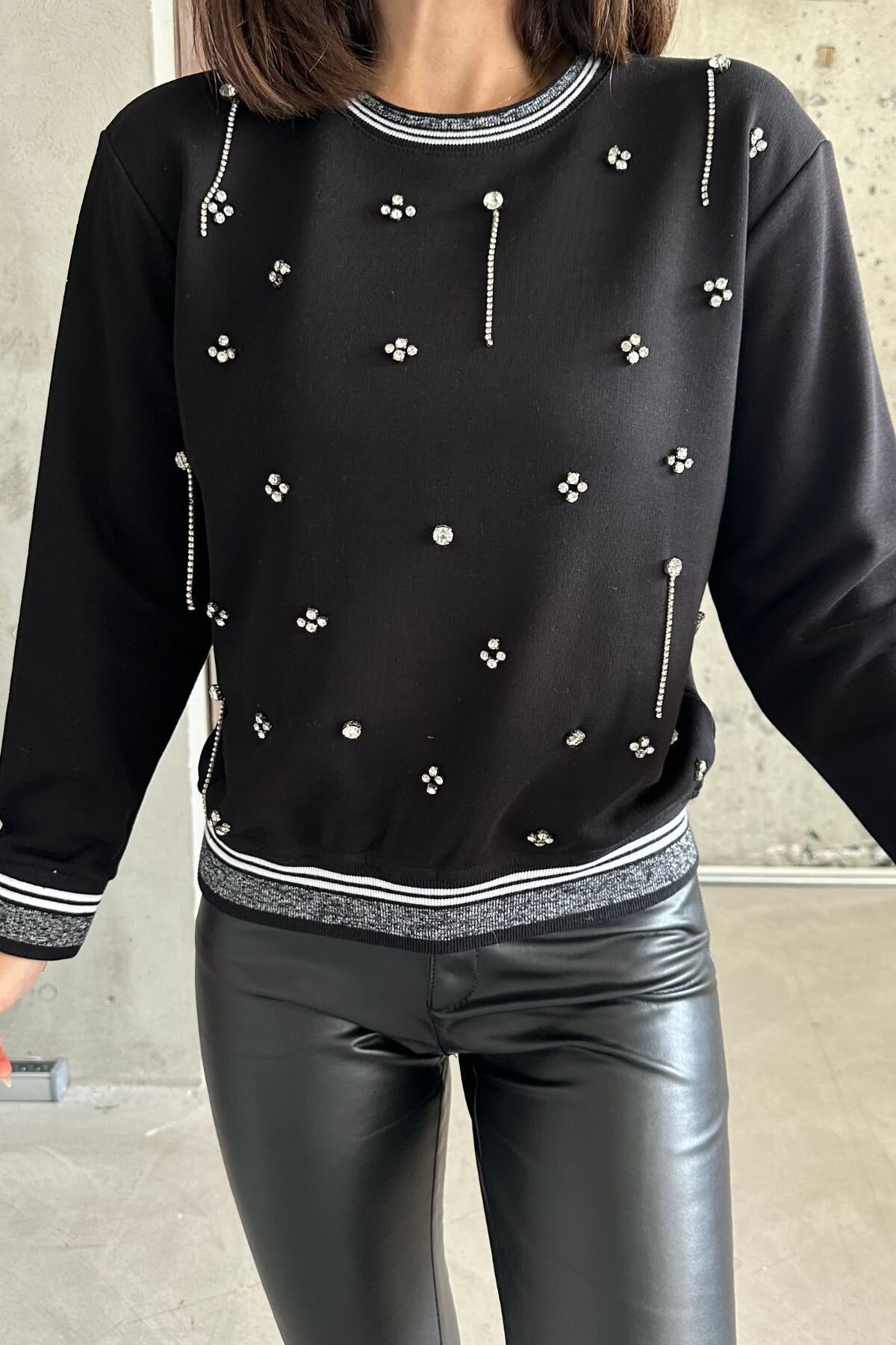 Kadın Bisiklet Yaka Minimalist Taşlı Relax Fit Siyah Sweat