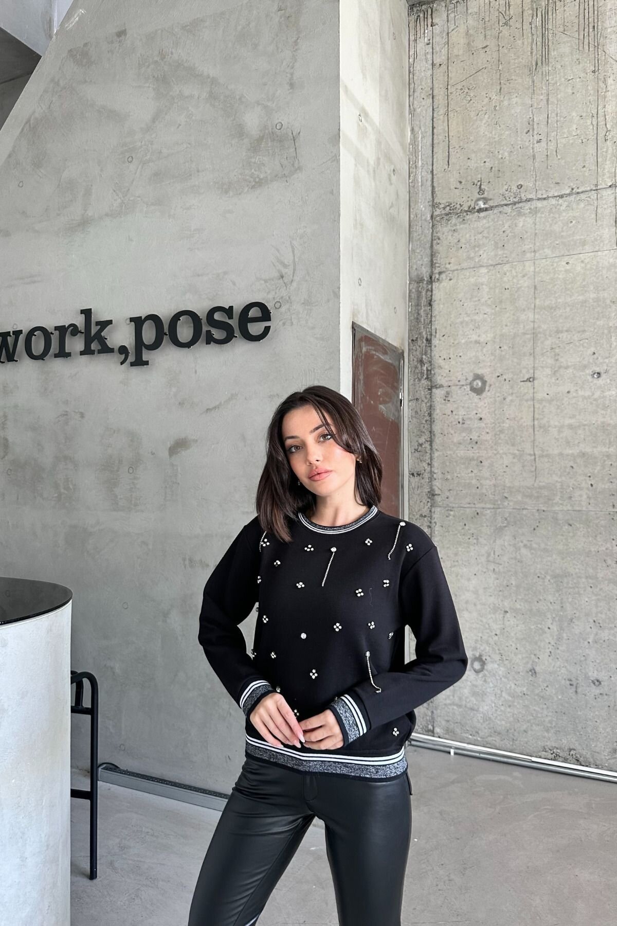Kadın Bisiklet Yaka Minimalist Taşlı Relax Fit Siyah Sweat