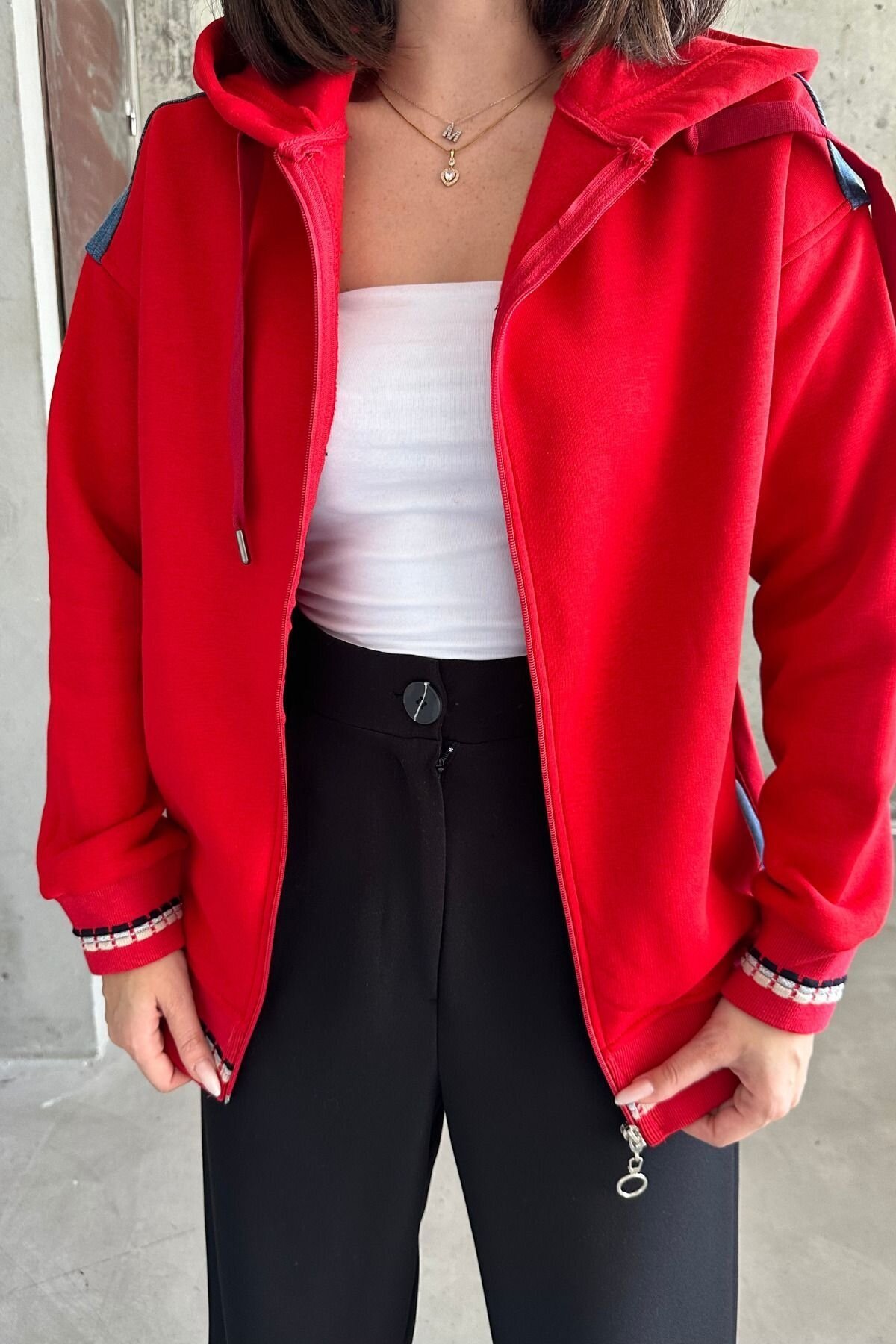 Kadın Kapşonlu Fermuarlı Kot Garnili Relax Fit Kırmızı Cepli Sweatshirt