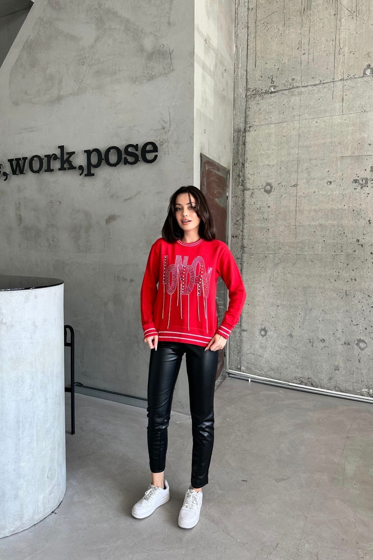 Kadın Minimalist Taşlı London Baskılı Relak Fit Kırmızı Sweatshirt
