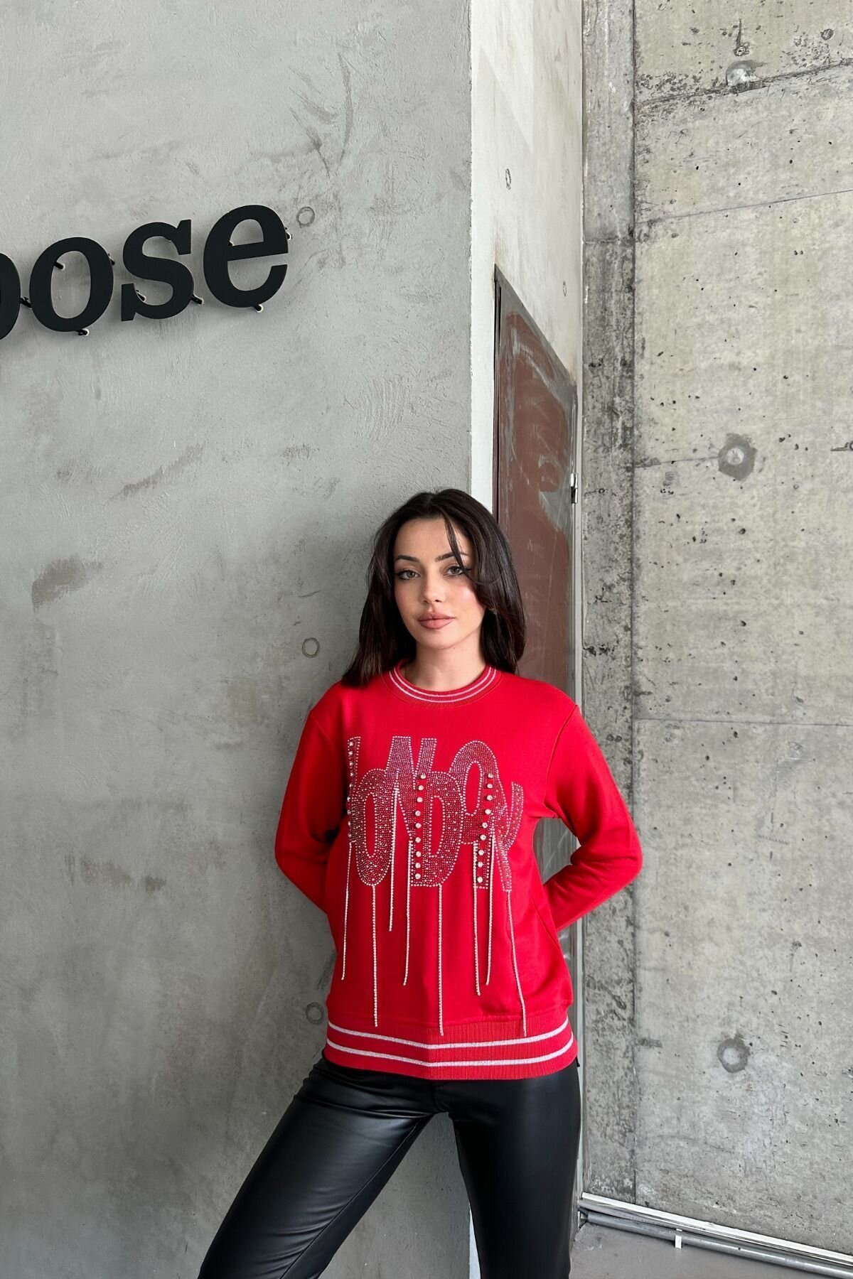 Kadın Minimalist Taşlı London Baskılı Relak Fit Kırmızı Sweatshirt