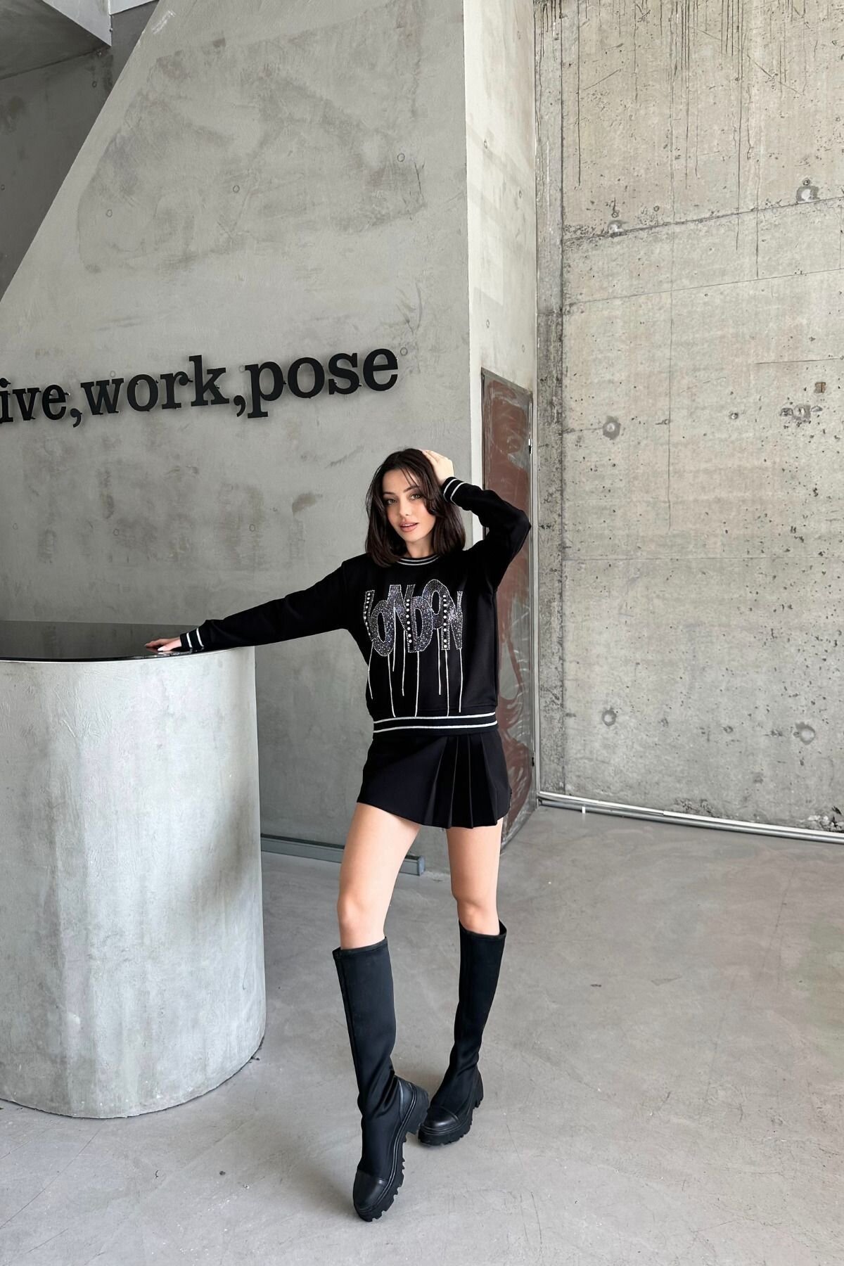 Kadın Minimalist Taşlı London Baskılı Relak Fit Siyah Sweatshirt