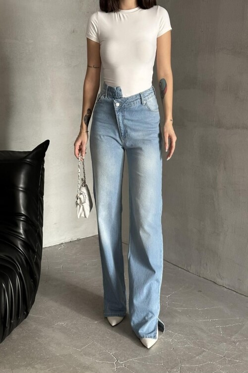 Kadın Bel Detaylı Yüksek Bel Yırtmaçlı Bol Paça Açık Mavi Kot Pantolon